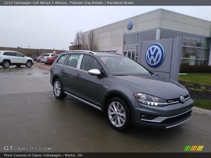 Front 3/4 View of 2019 Golf Alltrack S 4Motion