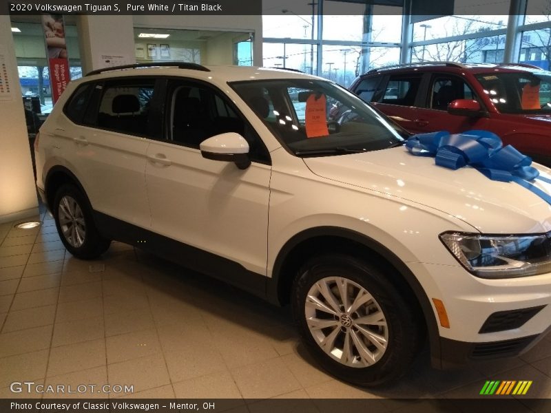 Pure White / Titan Black 2020 Volkswagen Tiguan S