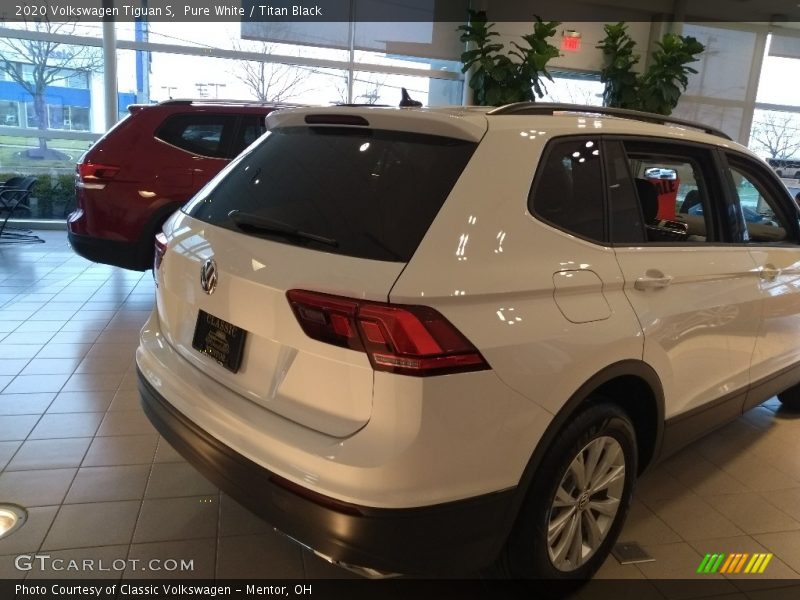 Pure White / Titan Black 2020 Volkswagen Tiguan S