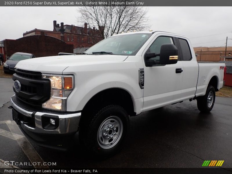 Front 3/4 View of 2020 F250 Super Duty XL SuperCab 4x4