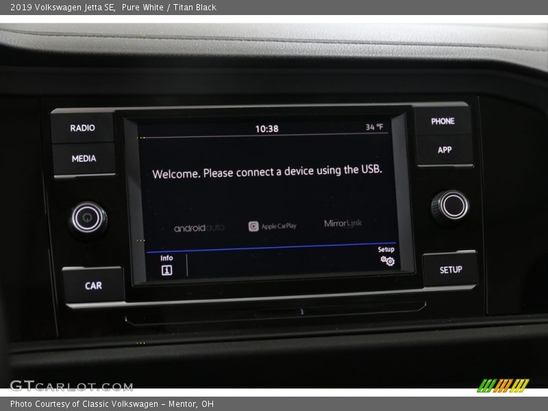 Pure White / Titan Black 2019 Volkswagen Jetta SE