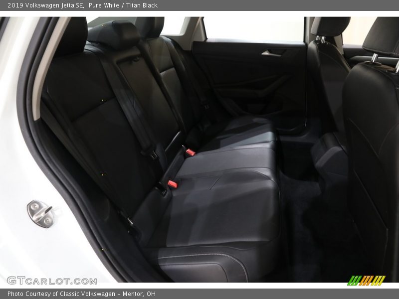 Pure White / Titan Black 2019 Volkswagen Jetta SE