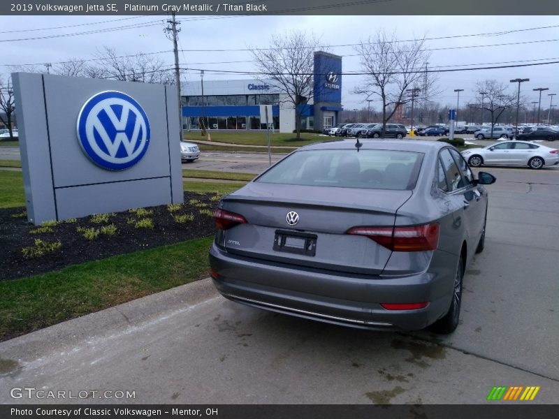 Platinum Gray Metallic / Titan Black 2019 Volkswagen Jetta SE