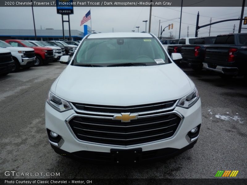 Iridescent Pearl Tricoat / Dark Atmosphere/­Medium Ash Gray 2020 Chevrolet Traverse LT