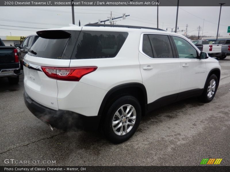 Iridescent Pearl Tricoat / Dark Atmosphere/­Medium Ash Gray 2020 Chevrolet Traverse LT