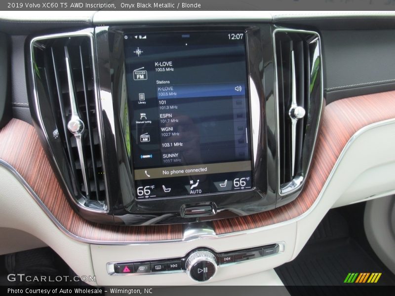 Controls of 2019 XC60 T5 AWD Inscription