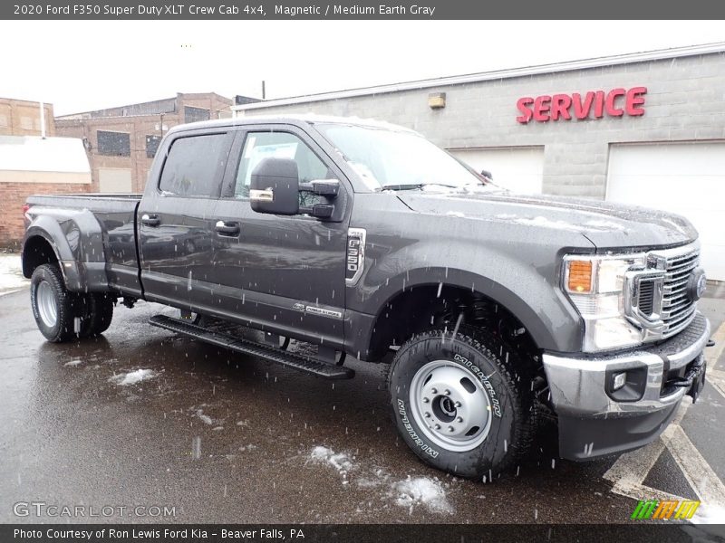 Front 3/4 View of 2020 F350 Super Duty XLT Crew Cab 4x4
