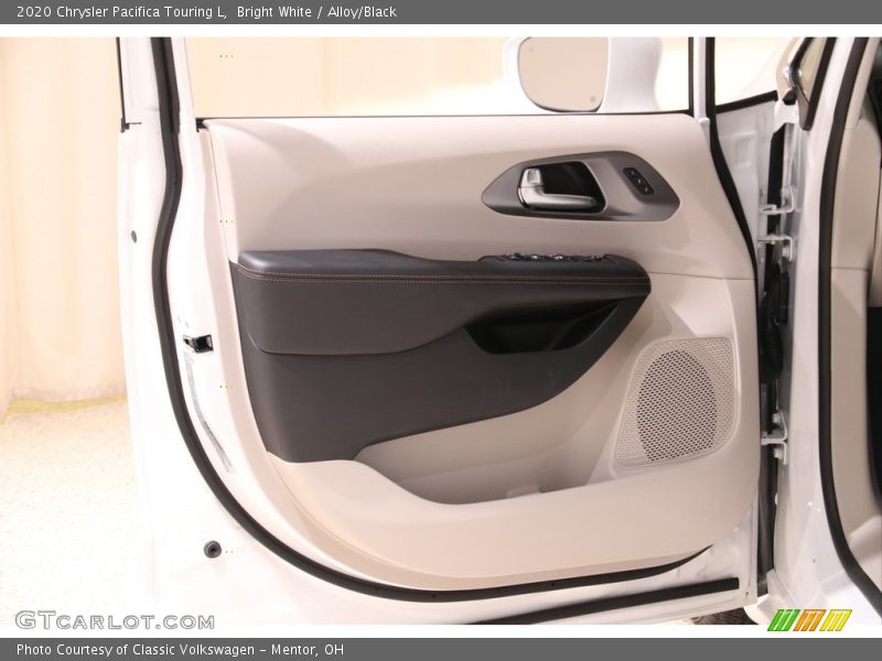 Bright White / Alloy/Black 2020 Chrysler Pacifica Touring L