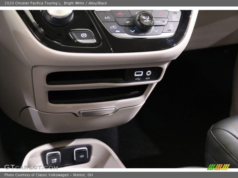Bright White / Alloy/Black 2020 Chrysler Pacifica Touring L