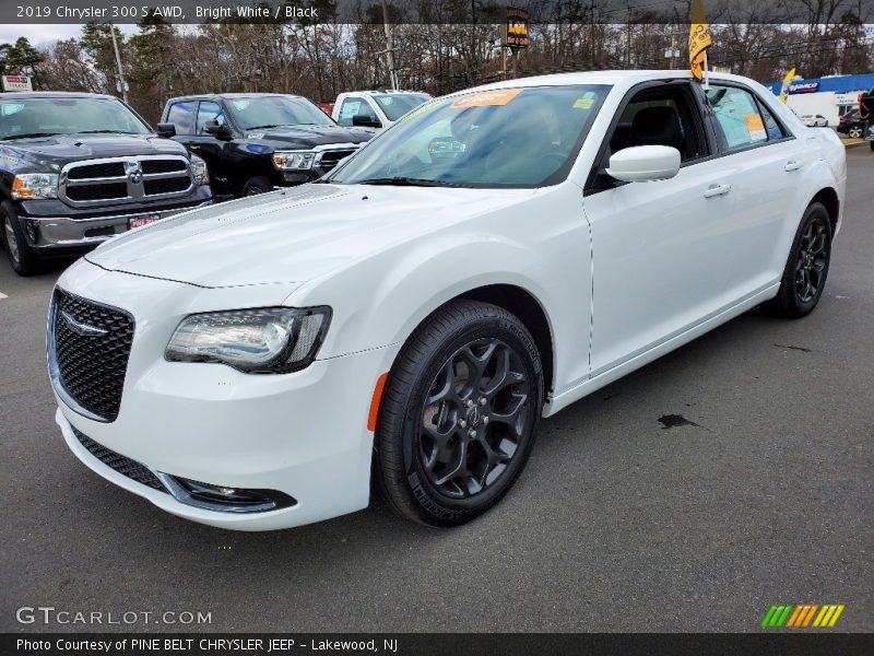 Front 3/4 View of 2019 300 S AWD