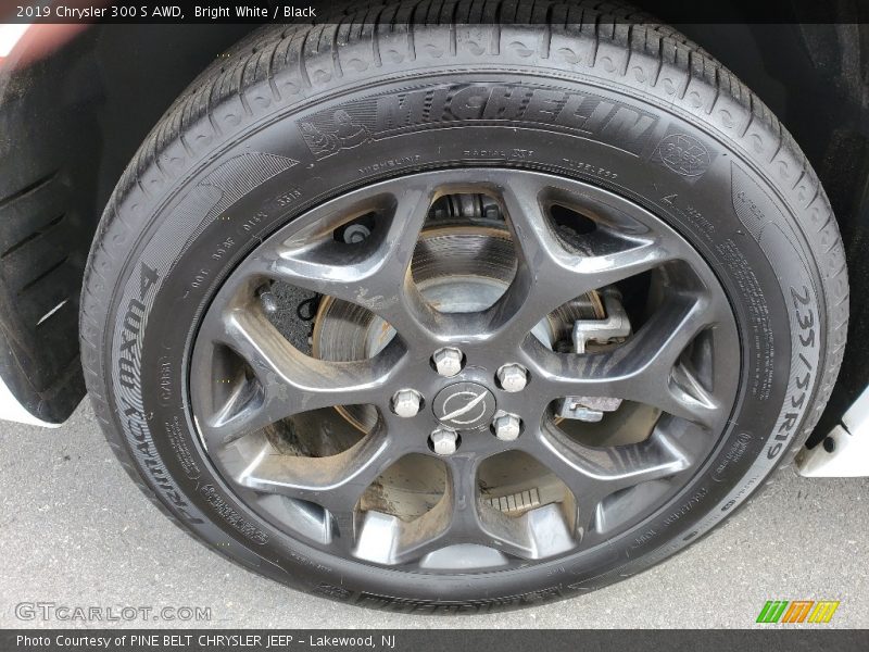 Bright White / Black 2019 Chrysler 300 S AWD
