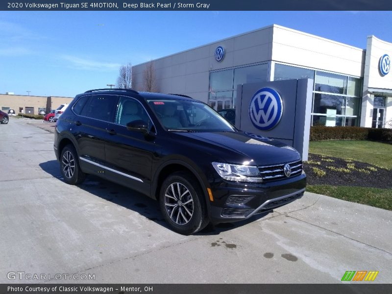 Deep Black Pearl / Storm Gray 2020 Volkswagen Tiguan SE 4MOTION