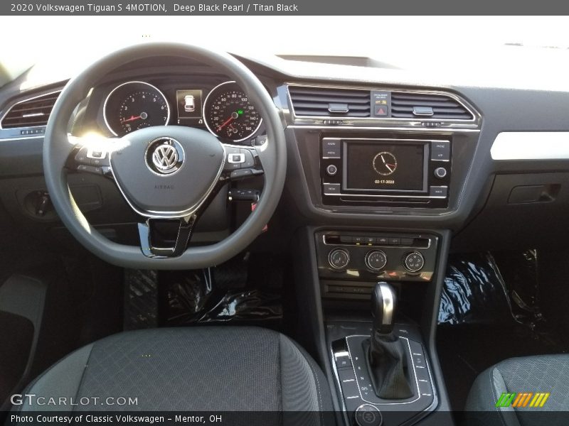 Deep Black Pearl / Titan Black 2020 Volkswagen Tiguan S 4MOTION