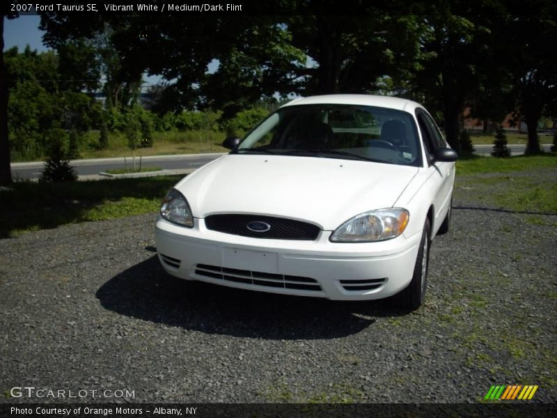 Vibrant White / Medium/Dark Flint 2007 Ford Taurus SE