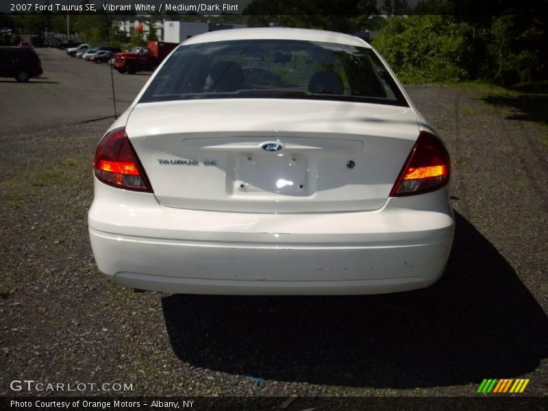 Vibrant White / Medium/Dark Flint 2007 Ford Taurus SE