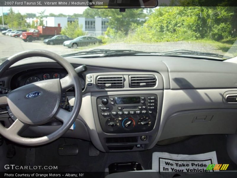 Vibrant White / Medium/Dark Flint 2007 Ford Taurus SE