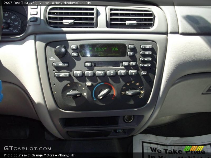 Vibrant White / Medium/Dark Flint 2007 Ford Taurus SE
