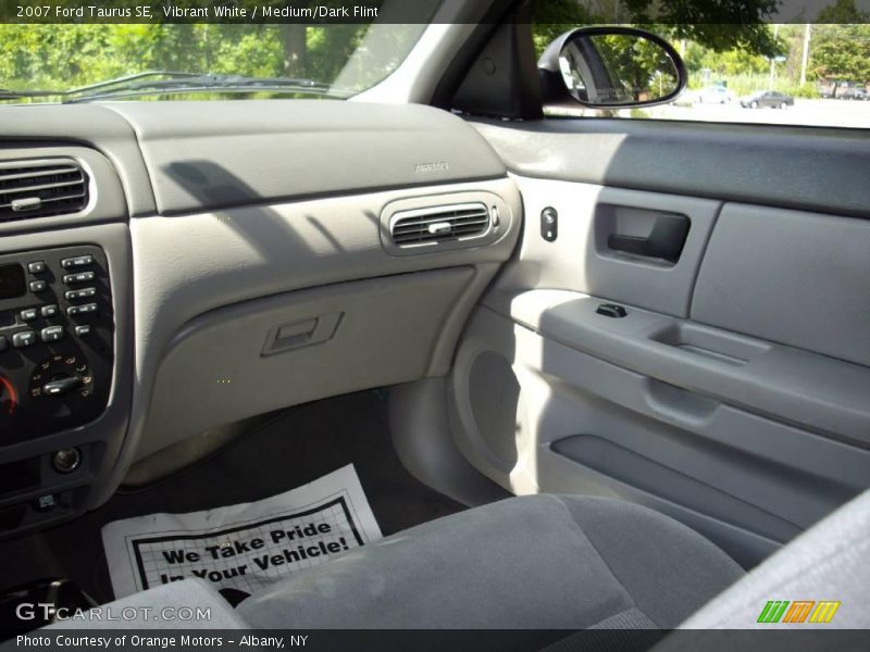 Vibrant White / Medium/Dark Flint 2007 Ford Taurus SE