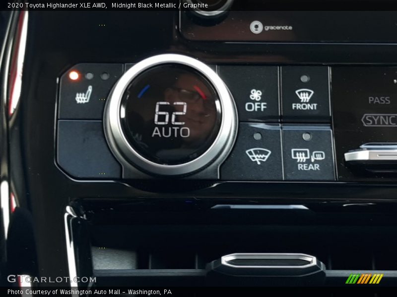Midnight Black Metallic / Graphite 2020 Toyota Highlander XLE AWD