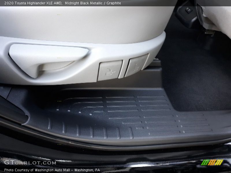 Midnight Black Metallic / Graphite 2020 Toyota Highlander XLE AWD