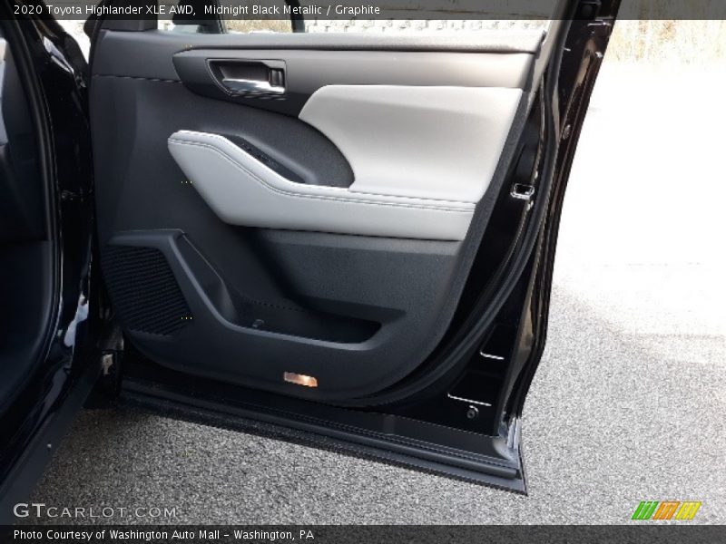 Midnight Black Metallic / Graphite 2020 Toyota Highlander XLE AWD
