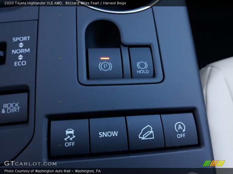 Blizzard White Pearl / Harvest Beige 2020 Toyota Highlander XLE AWD