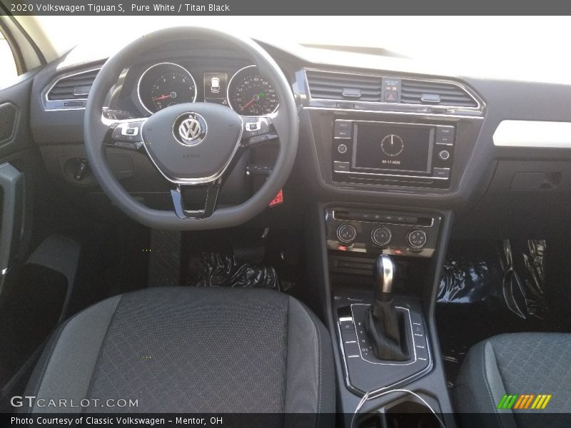 Pure White / Titan Black 2020 Volkswagen Tiguan S