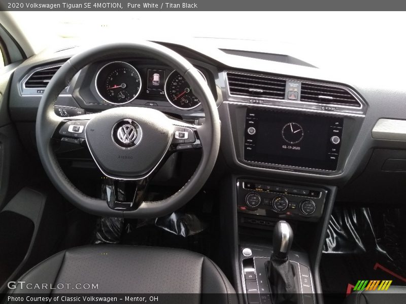 Pure White / Titan Black 2020 Volkswagen Tiguan SE 4MOTION