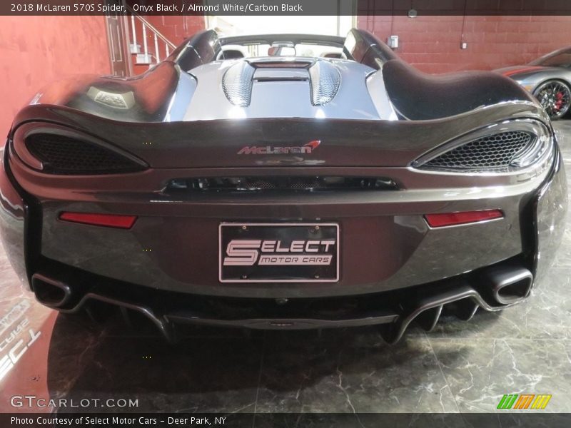 Onyx Black / Almond White/Carbon Black 2018 McLaren 570S Spider