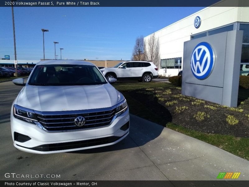 Pure White / Titan Black 2020 Volkswagen Passat S