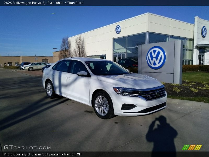 Pure White / Titan Black 2020 Volkswagen Passat S
