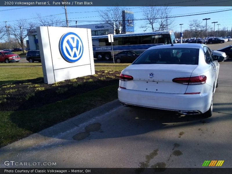 Pure White / Titan Black 2020 Volkswagen Passat S