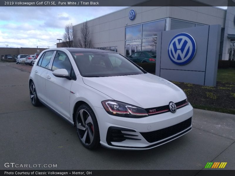 Front 3/4 View of 2019 Golf GTI SE