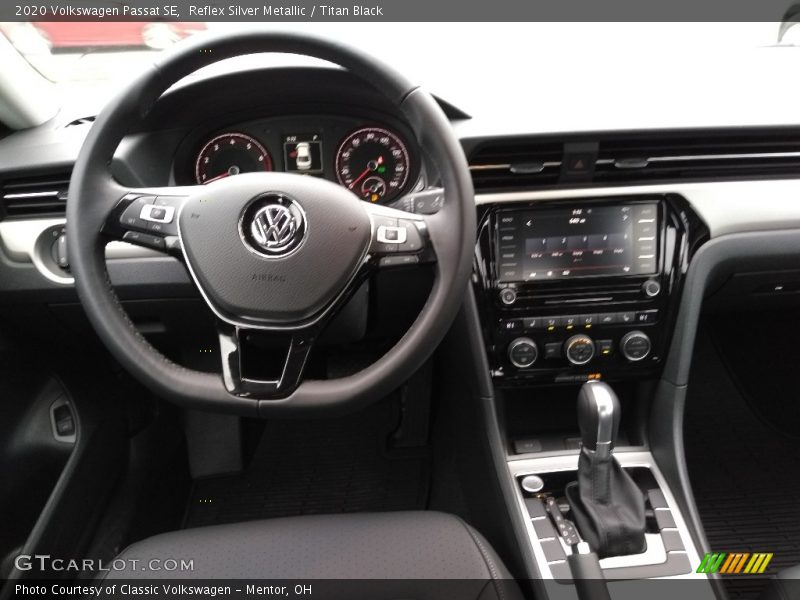 Reflex Silver Metallic / Titan Black 2020 Volkswagen Passat SE