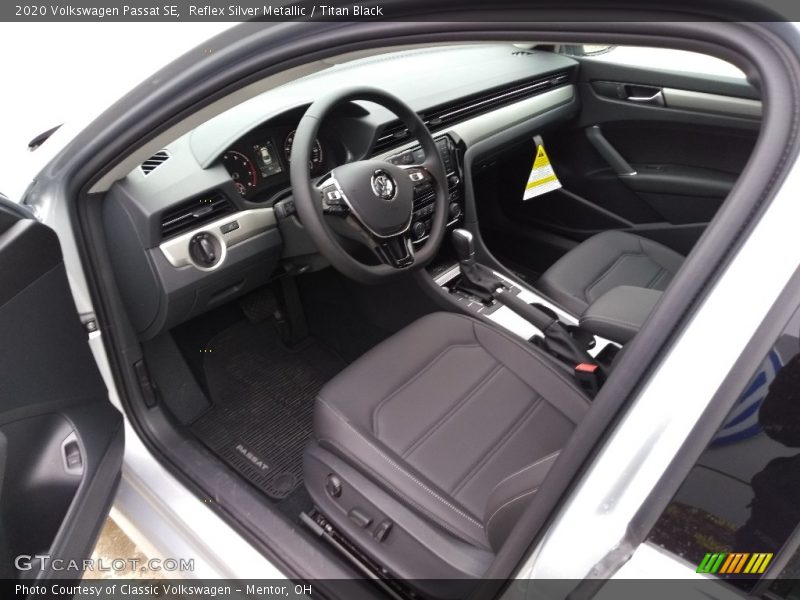 Reflex Silver Metallic / Titan Black 2020 Volkswagen Passat SE