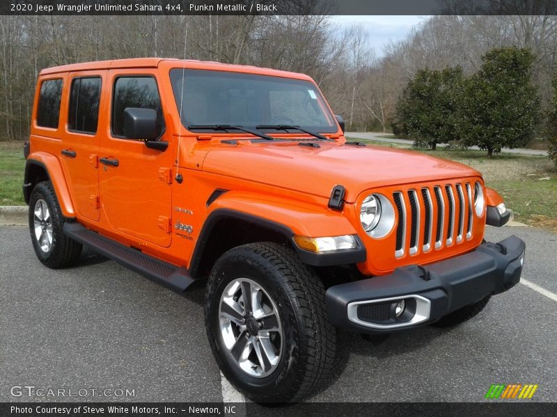 Front 3/4 View of 2020 Wrangler Unlimited Sahara 4x4