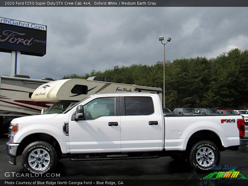 Oxford White / Medium Earth Gray 2020 Ford F250 Super Duty STX Crew Cab 4x4