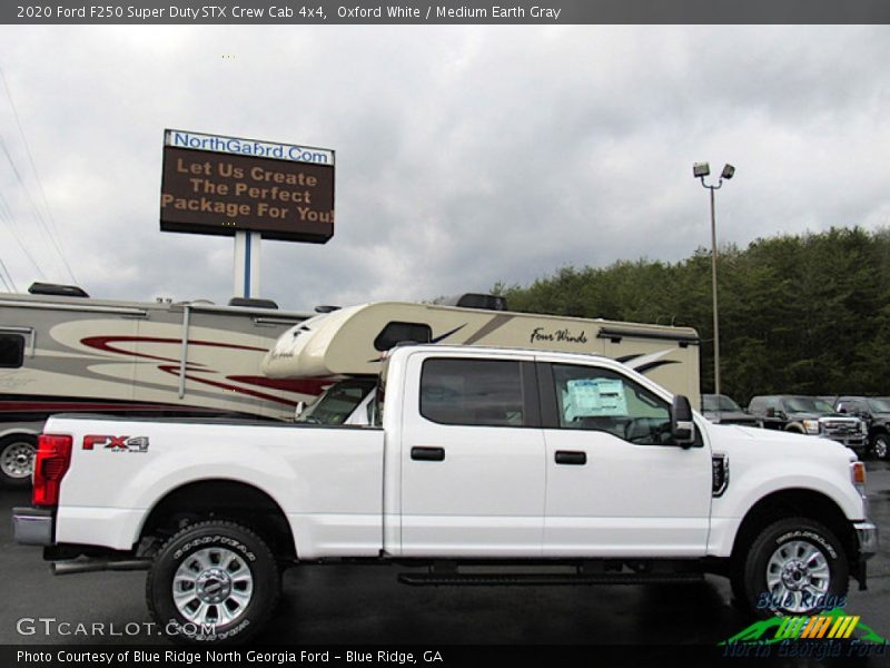 Oxford White / Medium Earth Gray 2020 Ford F250 Super Duty STX Crew Cab 4x4