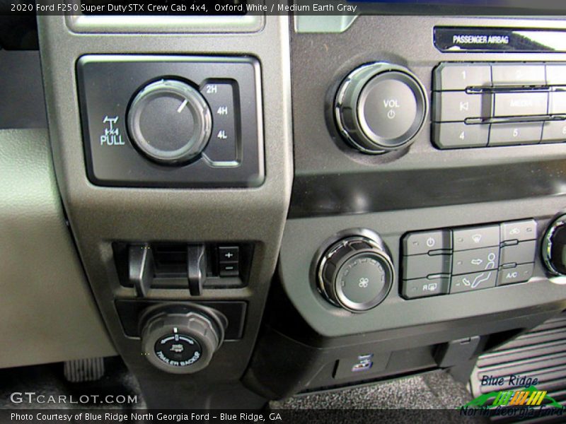 Oxford White / Medium Earth Gray 2020 Ford F250 Super Duty STX Crew Cab 4x4