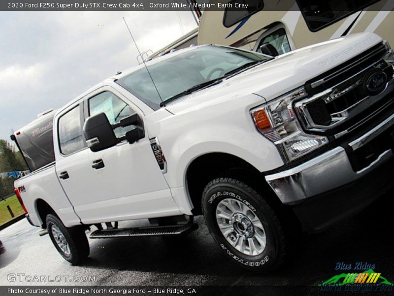 Oxford White / Medium Earth Gray 2020 Ford F250 Super Duty STX Crew Cab 4x4