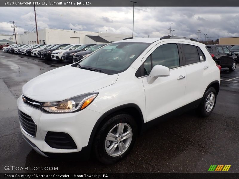 Front 3/4 View of 2020 Trax LT