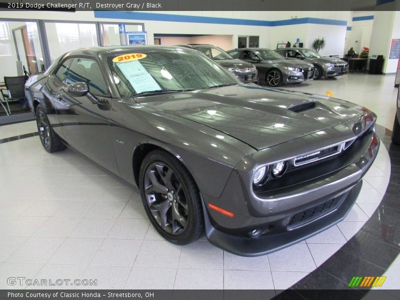 Front 3/4 View of 2019 Challenger R/T