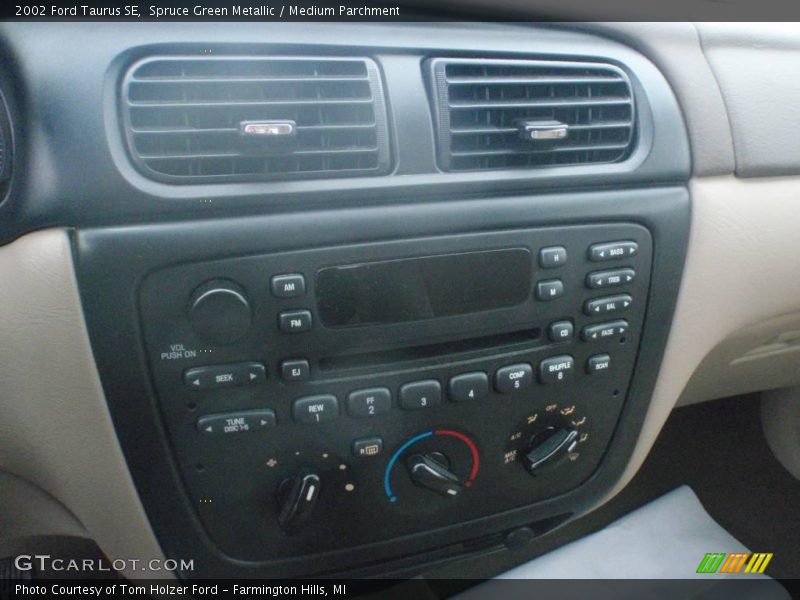 Spruce Green Metallic / Medium Parchment 2002 Ford Taurus SE