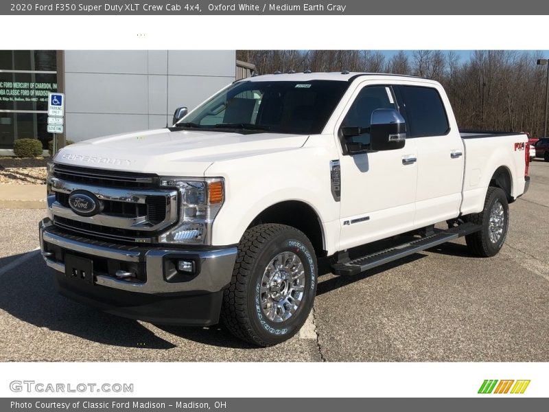 Front 3/4 View of 2020 F350 Super Duty XLT Crew Cab 4x4
