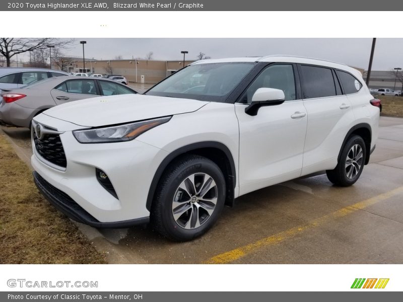 Front 3/4 View of 2020 Highlander XLE AWD