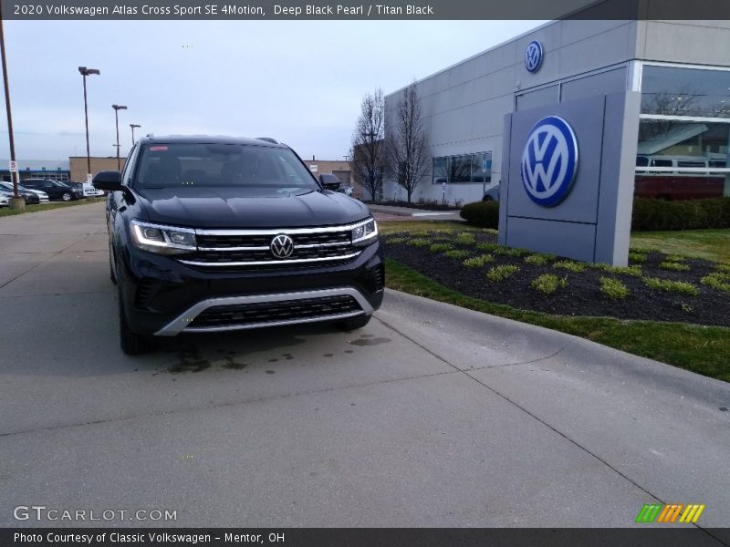 Deep Black Pearl / Titan Black 2020 Volkswagen Atlas Cross Sport SE 4Motion