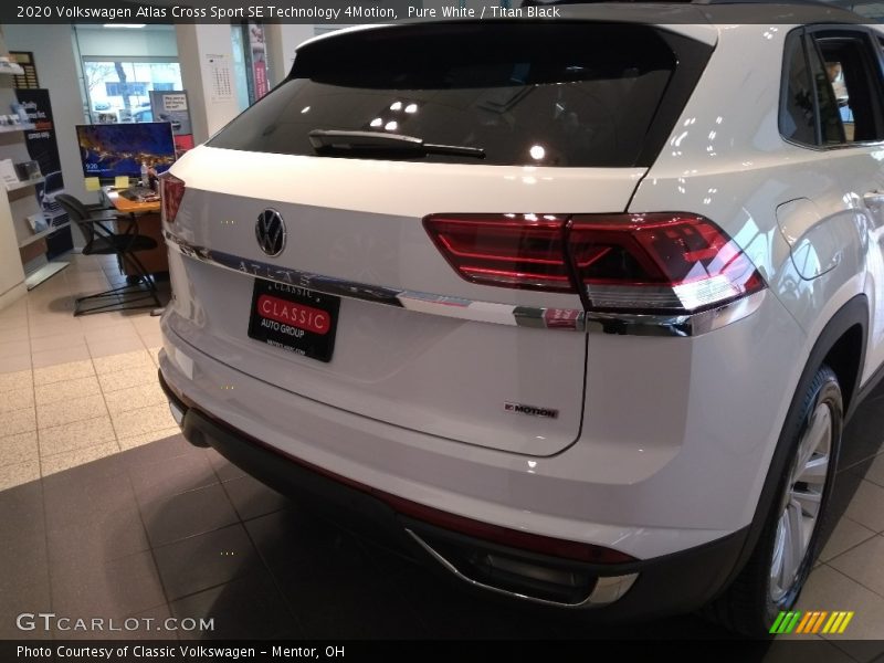 Pure White / Titan Black 2020 Volkswagen Atlas Cross Sport SE Technology 4Motion