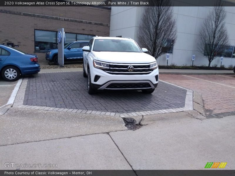 Pure White / Titan Black 2020 Volkswagen Atlas Cross Sport SE Technology 4Motion