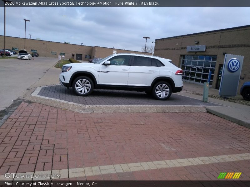 Pure White / Titan Black 2020 Volkswagen Atlas Cross Sport SE Technology 4Motion