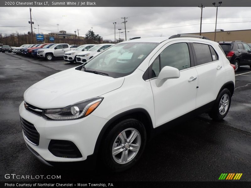 Front 3/4 View of 2020 Trax LT